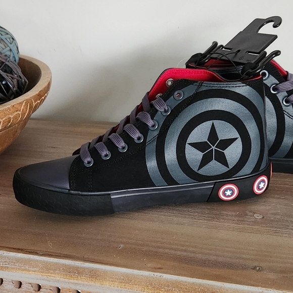 ๐ Captain America High-Top Sneakers โ Size 8 โ Marvel Avengers โ New with Tags - Picture 10 of 12